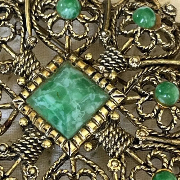 Vintage Open Work Green Faux Stone Gold tone ‎ Ornate  Pin Brooch - Picture 3 of 9
